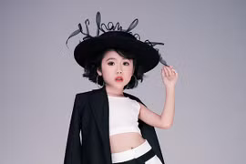 Mẫu nhí đi catwalk đỉnh cao, tí tuổi đã ăn mặc như fashionista