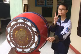 Thăm trường cũ cô gái làm điều này khiến ai cũng phải ngỡ ngàng