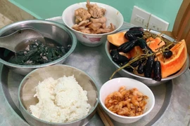 Cảm động những mâm cơm cữ của ông chồng vụng về