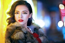 Nhan sắc kiều diễm của hot girl báo chí cao 1m78