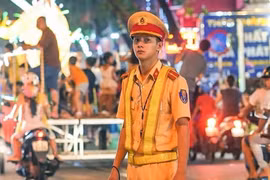 Bị chụp trộm, chàng CSGT điển trai bất ngờ “sáng nhất MXH“