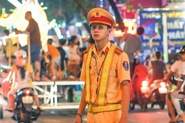 Bị chụp trộm, chàng CSGT điển trai bất ngờ “sáng nhất MXH“