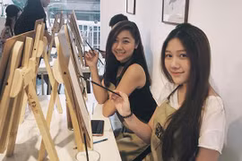 Nhan sắc “không phải dạng vừa” của hai "bà cô bên chồng nhà Hari Won"