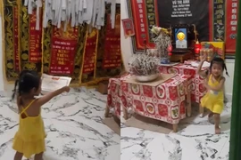 Không cầm được nước mắt với bé khoe giấy khen trước bàn thờ mẹ