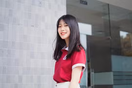 Vẻ ngoài trong trẻo như sớm mai, nữ sinh trường Ngoại thương gây sốt mạng