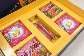 Tưởng được sếp hộp bánh trung thu sang chảnh, ai ngờ mở ra mới "ngã ngửa"