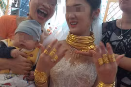 Đeo vàng kín người, cô dâu Cao Bằng khiến nhiều người lóa mắt