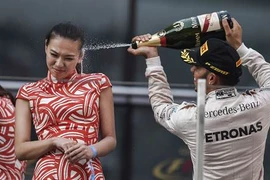 Tay đua phụt sâm panh vào mẫu nữ và cái kết đắng