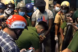 Bị kiểm tra, người nước ngoài bỏ chạy, cốp xe chứa hàng chục gói cỏ Mỹ