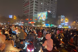 Bất chấp mưa gió, người Hà Nội đổ xô đi ngắm màn trình diễn drone 