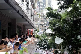 Học sinh TQ ném giấy nháp trắng sân trường