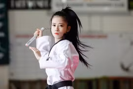 "Bế quan" luyện võ, hot girl taekwondo giữ cơ bụng và thân hình săn chắc
