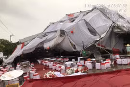 Rạp đám cưới đổ sập, netizen hỏi “tội thầy” xem ngày