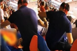 Phẫn nộ hành động vô ý thức của người đàn ông trải cờ Tổ quốc để ngồi