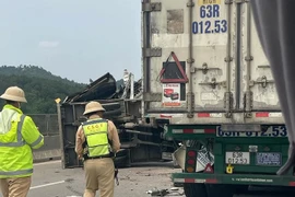 Xe tải lật chắn ngang đường khi va chạm với xe đầu kéo