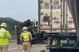 Xe tải lật chắn ngang đường khi va chạm với xe đầu kéo