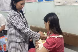 Bé 1 tháng tuổi bị bỏ rơi trước cổng nhà dân ở Nghệ An