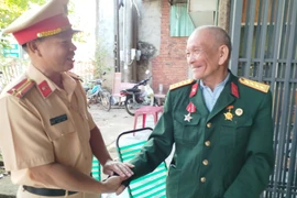 Cựu chiến binh Trần Văn Thanh xúc động trước tình cảm của người dân Đồng Nai