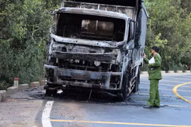 Lâm Đồng: Xe tải cháy trơ khung trên đèo Mimosa