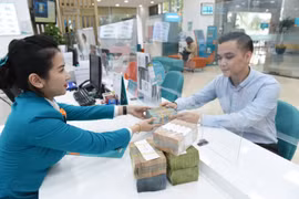 Nhiều ngân hàng điều chỉnh tăng mạnh lãi suất tiết kiệm dưới 6 tháng