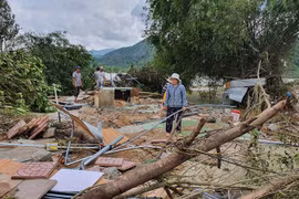Gượng dậy sau dịch, mưa lũ lịch sử khiến người miền Trung thêm trắng tay
