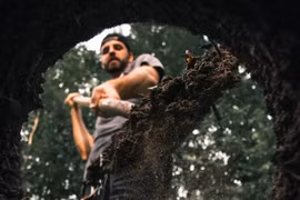 Đi dạo cùng chồng sắp cưới, cô gái gặp họa sát thân