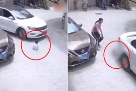 Mẹ vô tâm để con ngồi giữa đường, 10 giây sau điều kinh hoàng xảy ra 