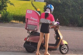 Nhân viên giao hàng mặc váy ngắn bó sát và sự thật ngỡ ngàng