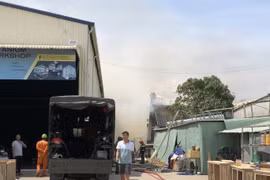 Đang cháy lớn tại một xưởng gỗ ở TP Thủ Đức