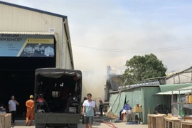 Đang cháy lớn tại một xưởng gỗ ở TP Thủ Đức