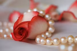 Hàng xóm đột nhiên bật nhạc to và sự thật ghê rợn 