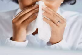 Mắt lồi như cá vàng, suýt mù vì làm điều này khi hắt hơi