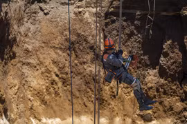 Chật vật giải cứu nạn nhân rơi xuống "hố tử thần" ở Guatemala