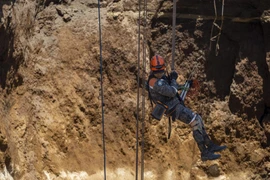 Chật vật giải cứu nạn nhân rơi xuống "hố tử thần" ở Guatemala