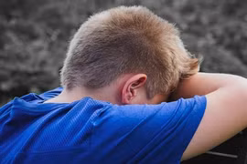 Nhờ bạn trông em trai, cô gái ân hận cả đời 