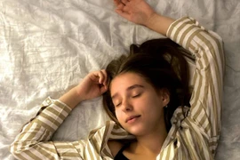 Thích giơ tay qua đầu khi ngủ, bạn có thể mắc bệnh này 