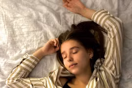 Thích giơ tay qua đầu khi ngủ, bạn có thể mắc bệnh này 