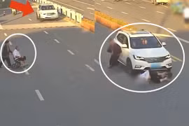 Cố đi nhanh khi đẩy xe lăn sang đường, người phụ nữ gặp nạn 