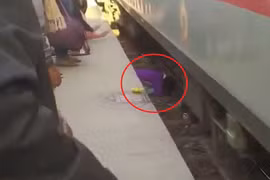 “Thắt lòng” cảnh người mẹ che cho con khi tàu lao trên đường ray 