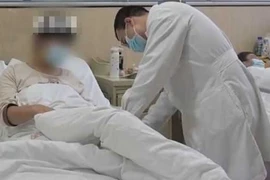 Uống bia kiểu này, chàng trai trẻ khiến xương đùi thối nát đáng sợ