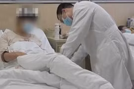 Uống bia kiểu này, chàng trai trẻ khiến xương đùi thối nát đáng sợ