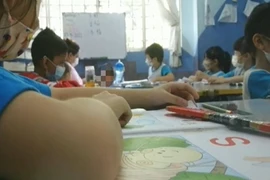 Ăn chậm, bé trai bị cô giáo nhét hạt ớt vào mồm bắt nuốt 