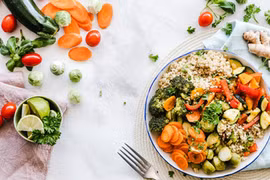 Ăn uống thế nào để nhanh lại sức sau khi tiêm vắc xin COVID-19?