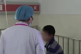 Bé trai chân đau liệt suốt 20 ngày vì nguyên nhân này