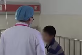 Bé trai chân đau liệt suốt 20 ngày vì nguyên nhân này