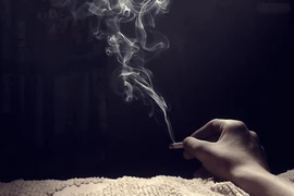 Đi qua phòng mẹ thấy nóng, mở cửa phát hiện chuyện đau lòng