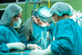 Tổn thương tâm lý vì vào phòng sinh cùng vợ, chồng kiện bác sĩ