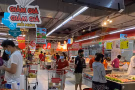 Nhu cầu mua sắm Tết cao, thực phẩm đồng loạt tăng giá phi mã