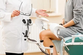 Cô gái phải đi gặp bác sĩ vì ham mê kích thích khi ân ái