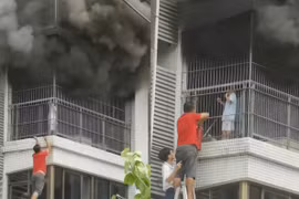 Nhà chuồng cọp cháy dữ dội, bé trai thoát chết nhờ điều này